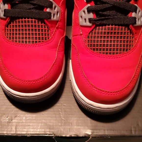 Jordan 4s TOROS - Picture 3 of 3